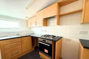 1 bed flat, Southside street, The Hoe, Plymouth, PL12LD - Image 1